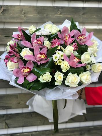 Букет цветов из: Розы и Хризантемы в Дубровке