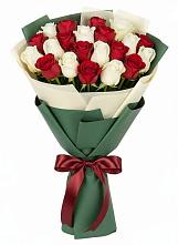 Букет Микс из красных и белых роз в Дубровке