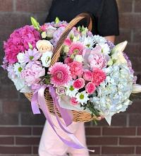 Цветочная композиция из Розы, Хризантемы, Пионы и Лизиантусы в корзине в Дубровке
