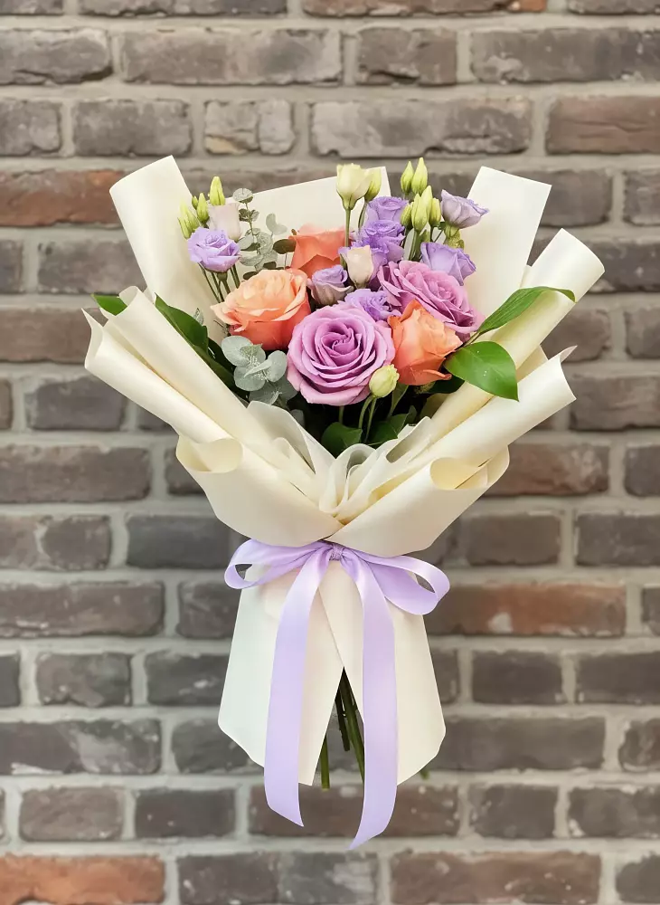 Букет цветов из: Лизиантусы и Розы в Дубровке