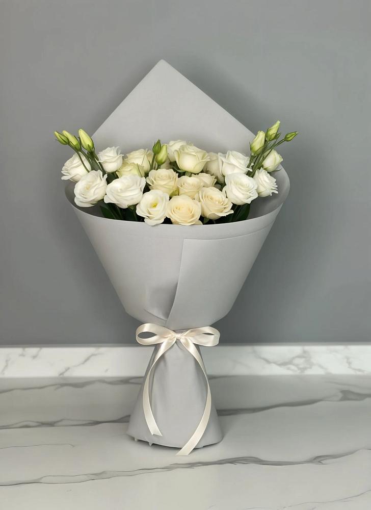 Букет цветов из: Розы и Лизиантусы в Дубровке