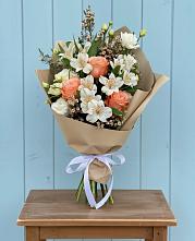Букет цветов из:  Альстромерии, Лизиантусы, Розы и Хризантемы в Дубровке