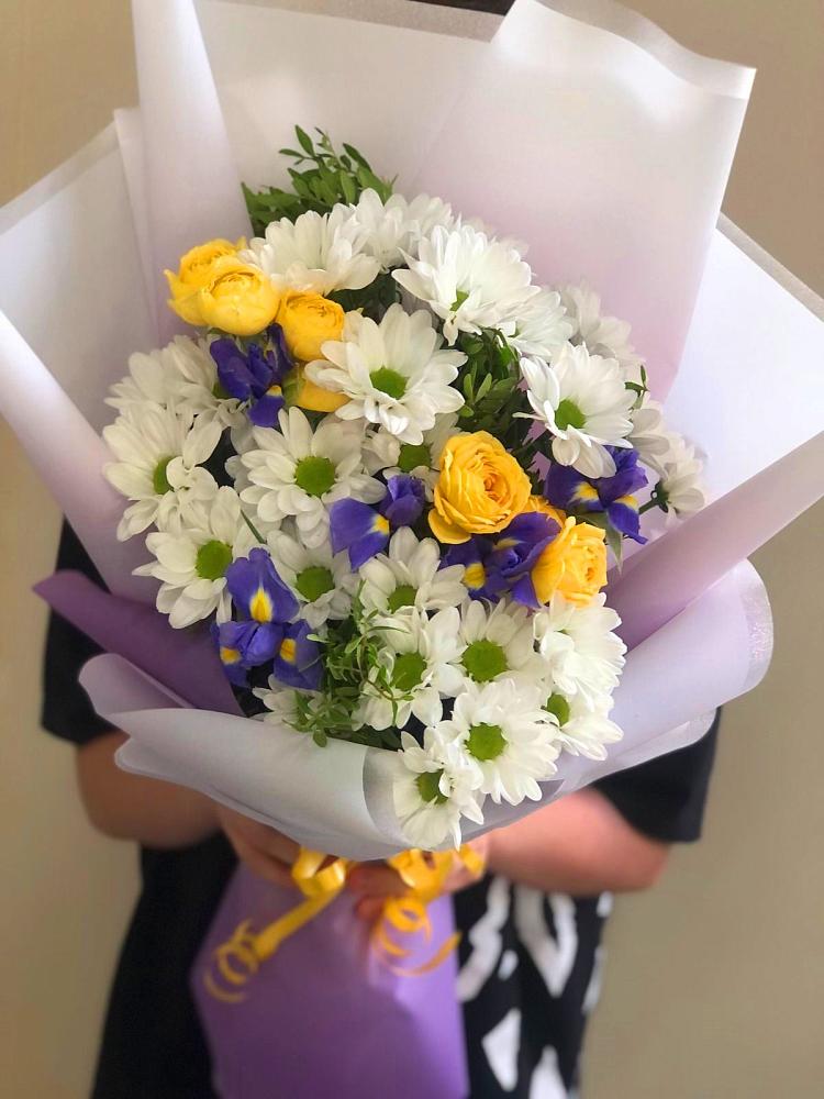 Букет цветов из: Ирисы, Хризантемы и Розы в Дубровке