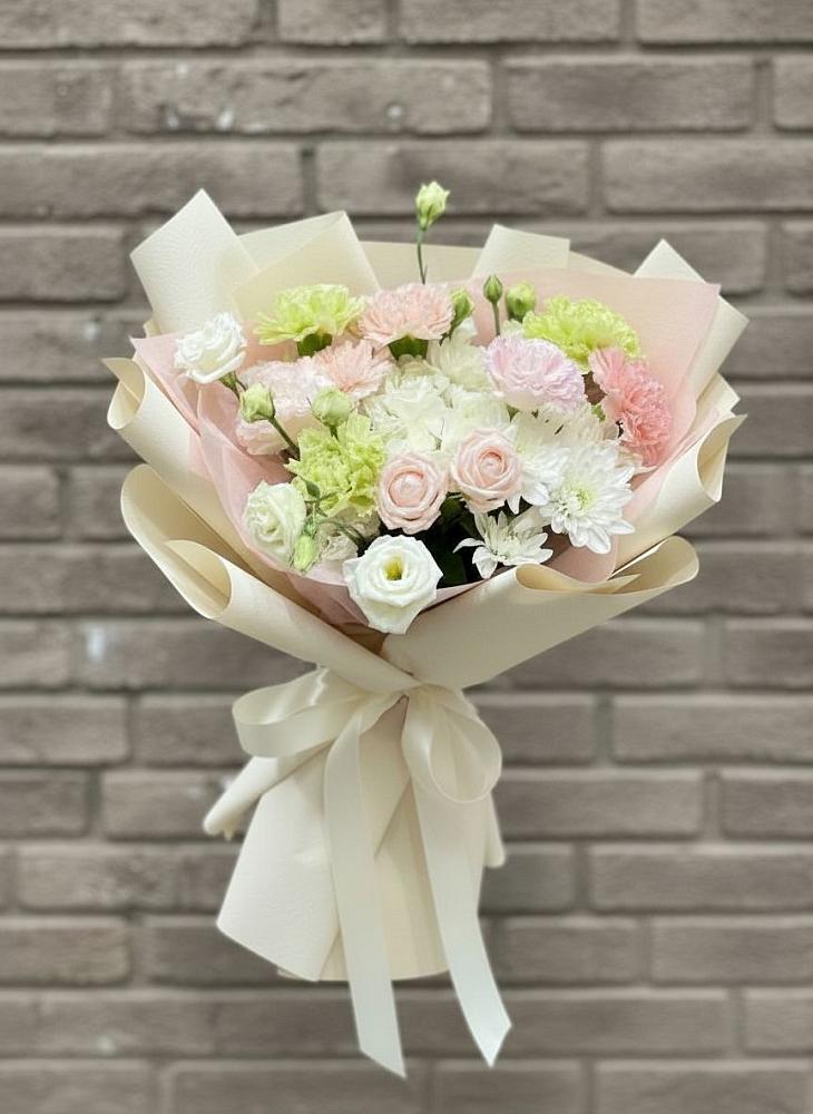 Букет цветов из: Гвоздики, Розы, Лизиантусы и Хризантемы в Дубровке