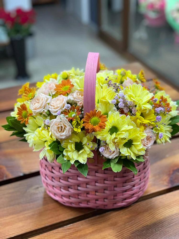 Цветочная композиция из Хризантемы и Розы в корзине в Дубровке