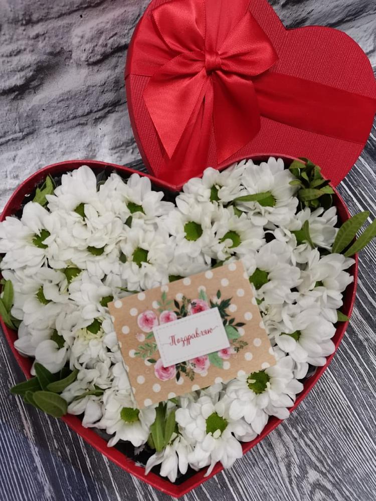 Цветочная композиция из Хризантемы в виде сердца в Дубровке
