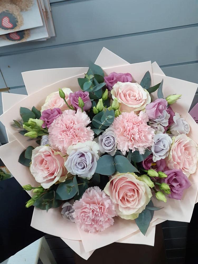 Букет цветов из: Розы, Гвоздики и Лизиантусы в Дубровке