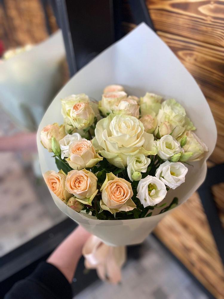 Букет цветов из: Розы и Лизиантусы в Дубровке